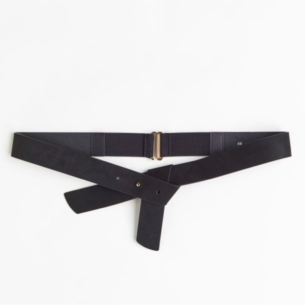 Never worn •Waist belt with knit detail in front and adjustable metal buckle